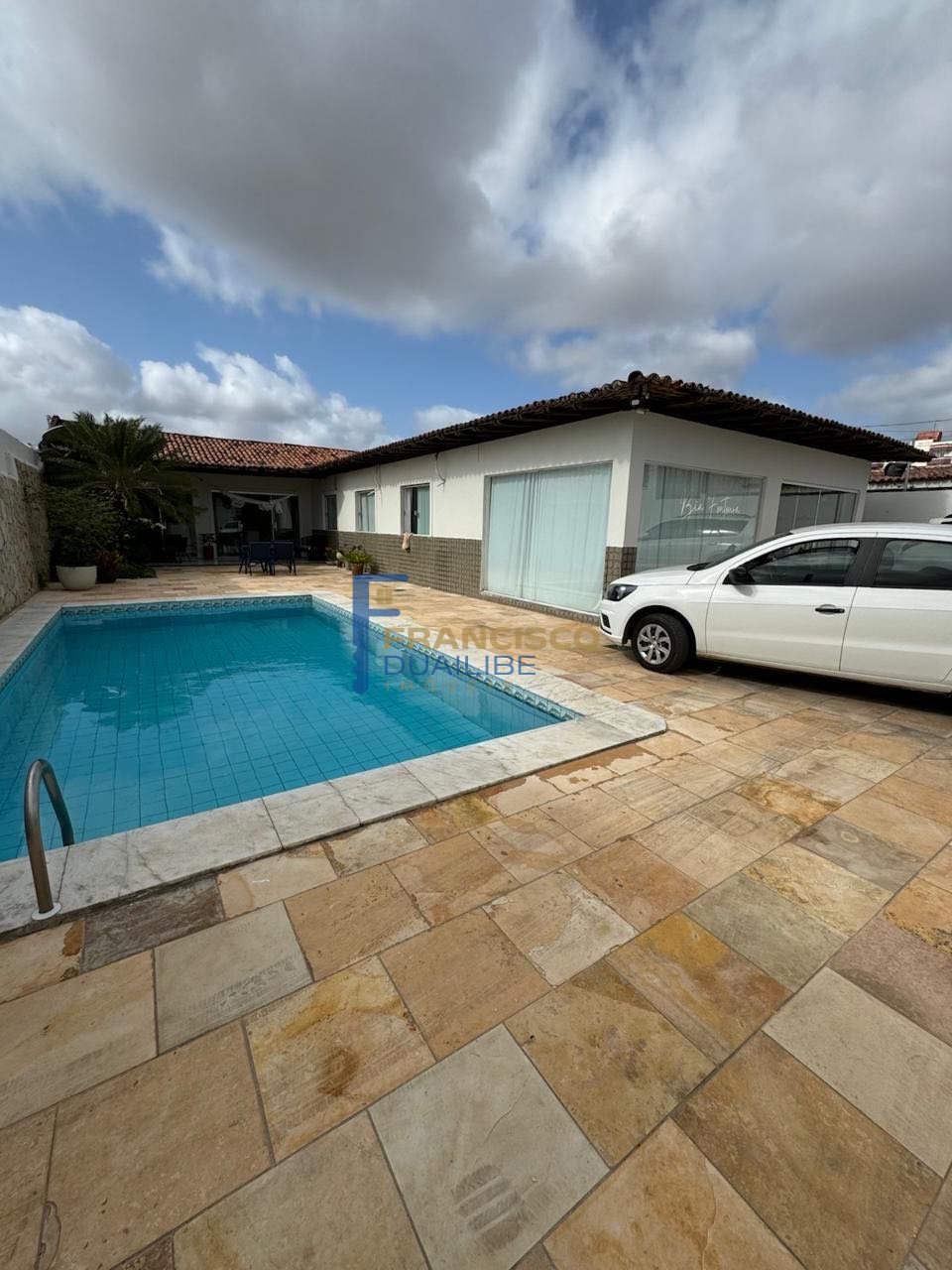 CASA SOLTA NA REI DE FRANÇA