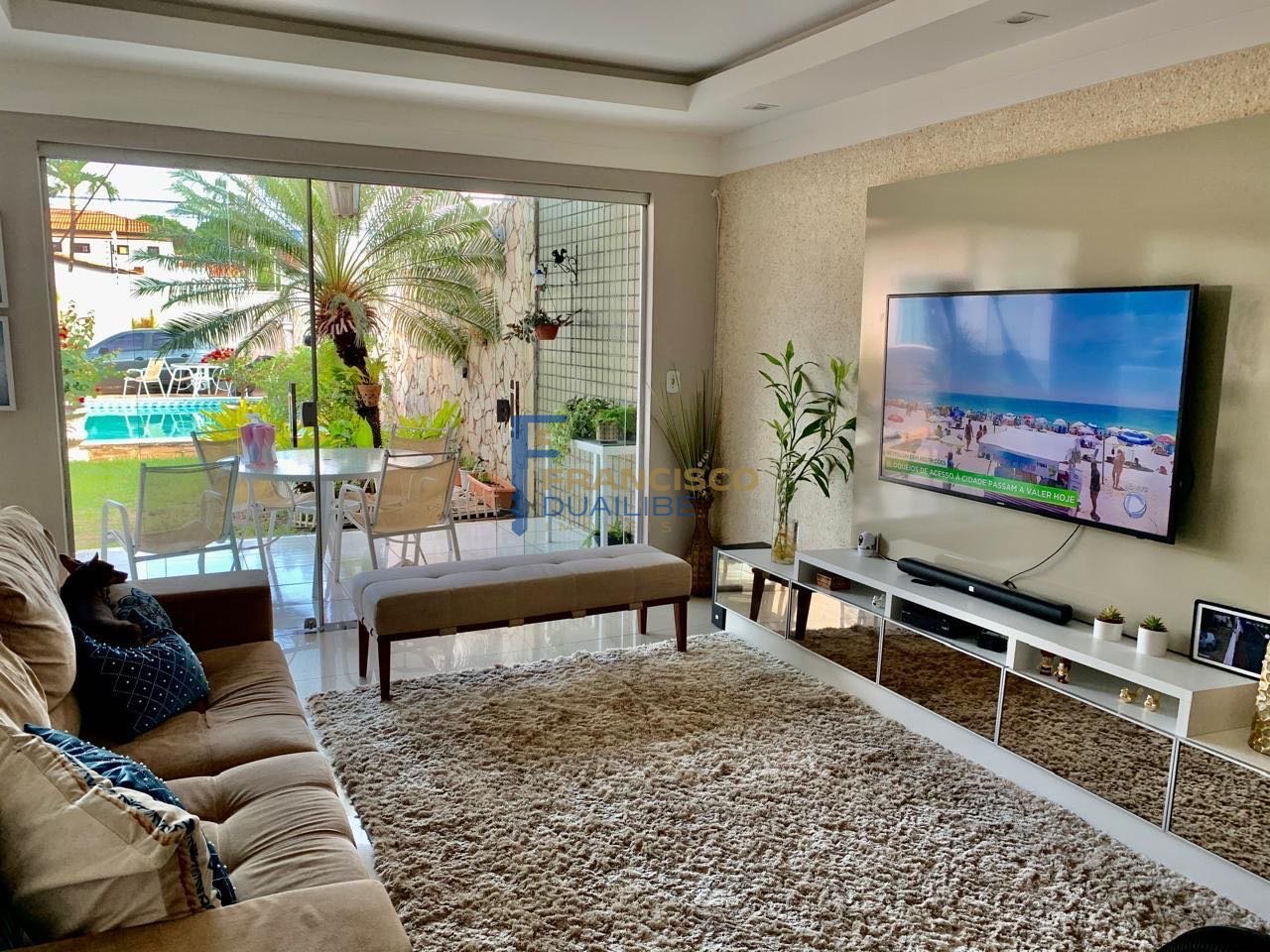 CASA SOLTA NA REI DE FRANÇA — foto 4 de 15